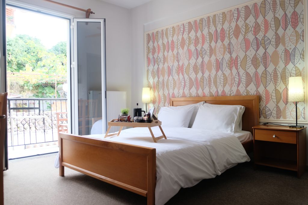 Double bed studio featuring professional cleaning and fresh towels.